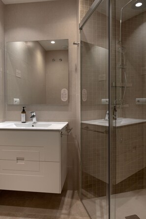 Shower, hair dryer, towels - Souvirón de Torres IV Duplex with Terrace (Málaga)