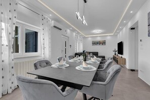 Dining - Villa Ante - Private Pool, Wellness & Gym (Šestanovac)
