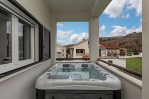 Tina de hidromasaje al aire libre