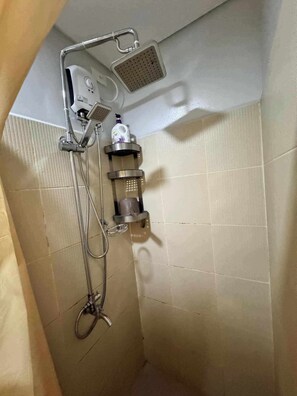 Secadora de cabello, toallas, jabón, papel de baño 
