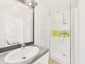 Shower, hair dryer - Apartment for 4 – Balcony with sea view (Sarzeau)