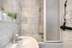 Een douche, een haardroger, handdoeken