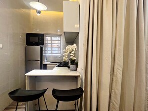 Full-sized fridge, microwave, oven, cookware/dishes/utensils