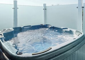 Ein Whirlpool mit Metallrahmen, Ablass und einem Etikett an der Seite.