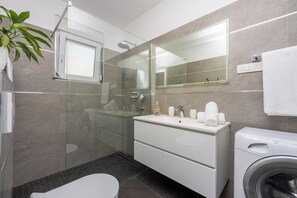 Doccia, asciugacapelli, asciugamani, sapone