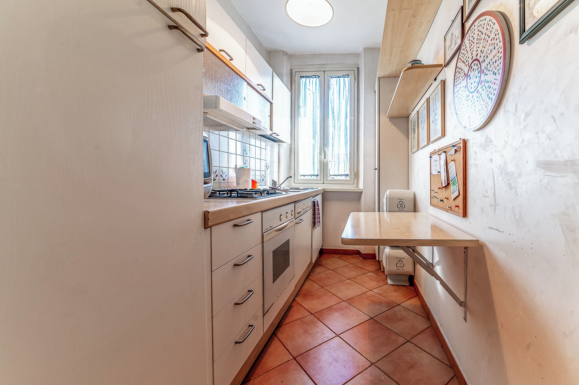 Apartamento superior, vista para o pátio | Cozinha privada | Geladeira, micro-ondas, fogão, cooktop
