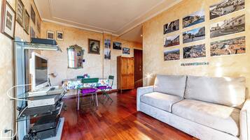 Superior-Apartment, Blick auf den Innenhof | Wohnbereich