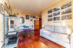 Apartamento superior, vista para o pátio | Área de estar