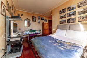 A bedroom with a bed, a desk with a computer, a chair, a mirror, and a wardrobe. - D&R Apartment - Metro Re di Roma (Rome)