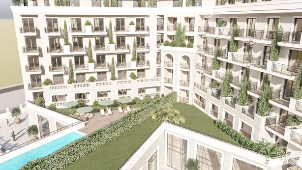Un hotel de varios pisos con balcones, piscina y un patio ajardinado.