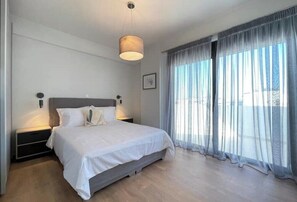 Een strijkplank/strijkijzer, wifi, beddengoed