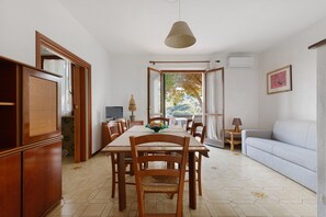 Living area - Apartment 'Unit 1' with Sea View, Wi-Fi and Air Conditioning (Sant'Ilario)