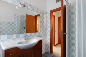 Shower, towels - Apartment 'Unit 1' with Sea View, Wi-Fi and Air Conditioning (Sant'Ilario)