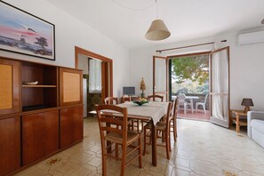 Dining - Apartment 'Unit 1' with Sea View, Wi-Fi and Air Conditioning (Sant'Ilario)