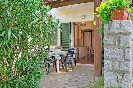 Outdoor dining. Apartment Sara 2 Sant'Ilario – Relax in Nature, Near Beaches