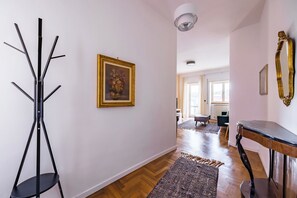 Appartamento (2 Bedrooms) | Area soggiorno | Smart TV 32 pollici con canali via cavo