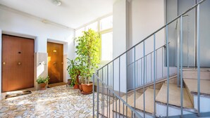 A tiled floor, a staircase with metal railings, and potted plants. - Capodimonte Woods Retreat - Private Parking (Naples)