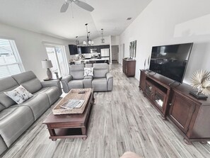 Smart-TV, Kamin, Arbeitsbereiche