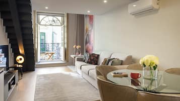 Deluxe Duplex, City View | Living area