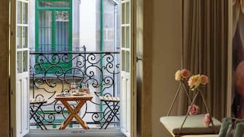 Deluxe Duplex, City View | Interior