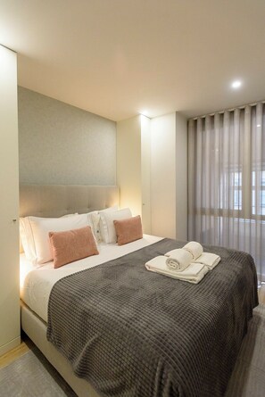 Duplex conforto | Quartos à prova de som, ferros/tábuas de passar roupa, Wi-Fi de cortesia