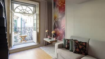 Deluxe Duplex, City View | Living area