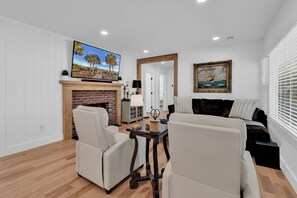 Casa familiar, 4 habitaciones, vista al jardín | Sala de estar | Smart TV de 55 pulgadas con canales digitales 