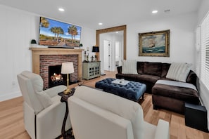 Living room - Myrtle Beach Family Retreat-Spacious 4BR (Myrtle Beach)
