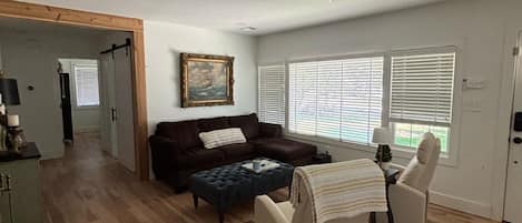 Casa familiar, 4 habitaciones, chimenea, vistas al jardín | Sala de estar