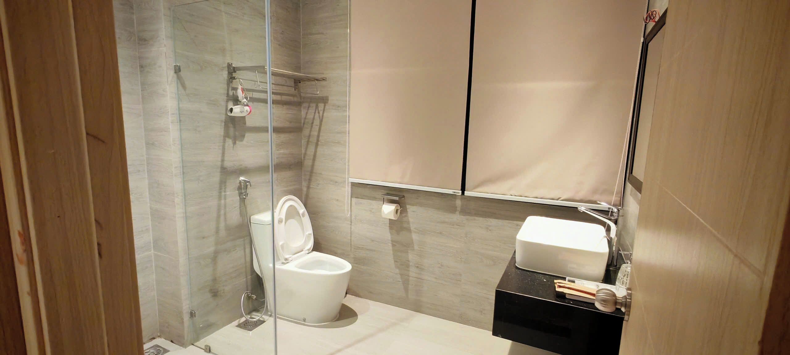 Apartament clàssic, balcó, vistes a la ciutat | Bany | Sabatilles 