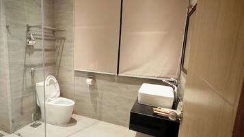Apartament clàssic, balcó, vistes a la ciutat | Bany | Sabatilles