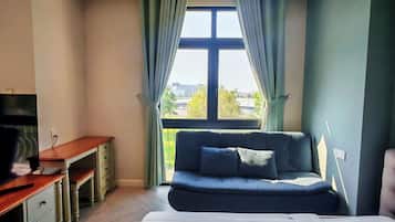 Căn hộ phong cách cổ điển, ban công, quang cảnh thành phố | Khu phòng khách