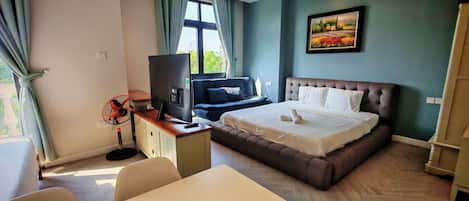 Appartement classique, balcon, vue sur la ville