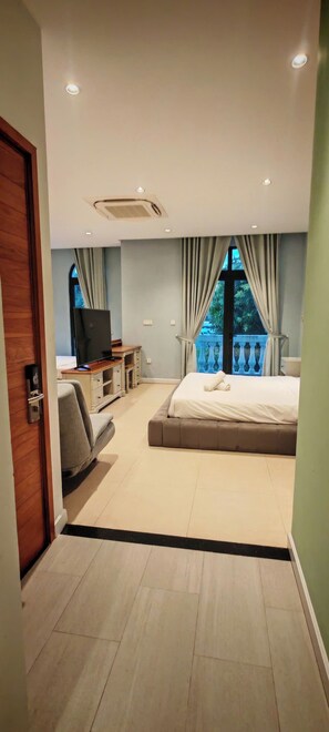 Family Apartment, Balcony, City View | Seterika/papan seterika, Wi-fi percuma 