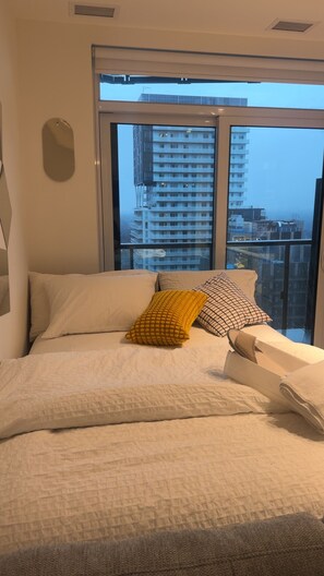Room - Sleek stylish retreat in the heart of Toronto with a pool. Close to great places (Toronto)