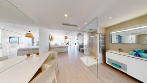 1 bedroom, free WiFi - NAUTILIA  106 - Superior Luxe - Jacuzzi - 2 people (AGDE)