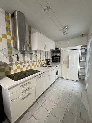 Kühlschrank, Mikrowelle, Ofen, Geschirrspüler