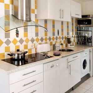 Kühlschrank, Mikrowelle, Ofen, Geschirrspüler