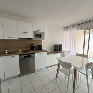 Kühlschrank, Mikrowelle, Geschirrspüler, Kochgeschirr/Geschirr/Besteck