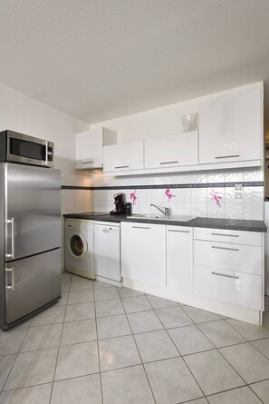 Kühlschrank, Mikrowelle, Ofen, Geschirrspüler