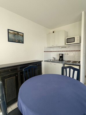 Fridge, microwave, cookware/dishes/utensils - Natura Beach - Apartment NB310 - 4 people (AGDE)