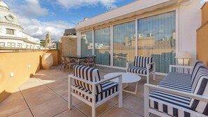 A rooftop terrace with a dining table, chairs, and a sofa. - Souvirón de Torres (Malaga)