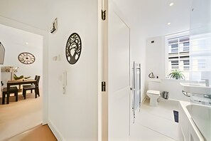 Interior - Charming 1-Bed Apartment in Lewisham (London)