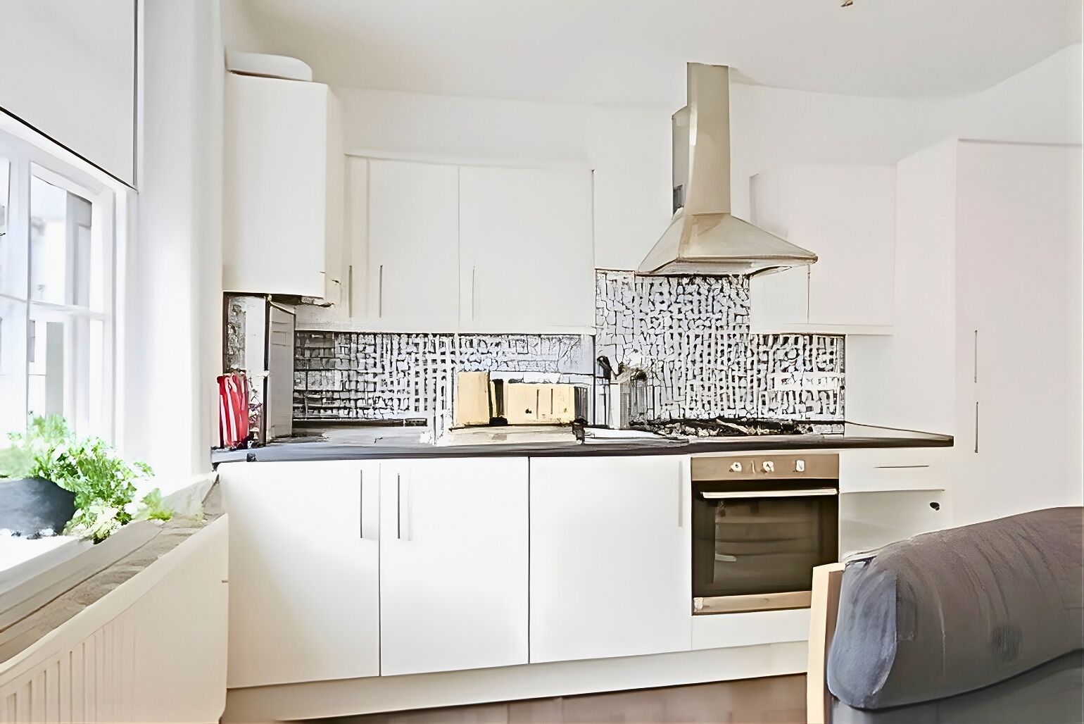Family Apartment | Private kitchen | Toaster, cleaning supplies