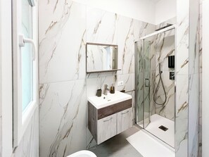 Shower, hair dryer, bidet, towels - Feel Like Casa (10 mins away from S. Giovanni train station) (Como)