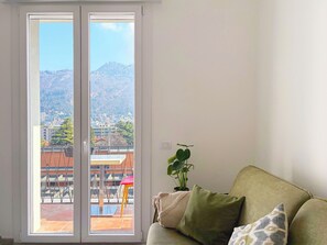 TV - Feel Like Casa (10 mins away from S. Giovanni train station) (Como)