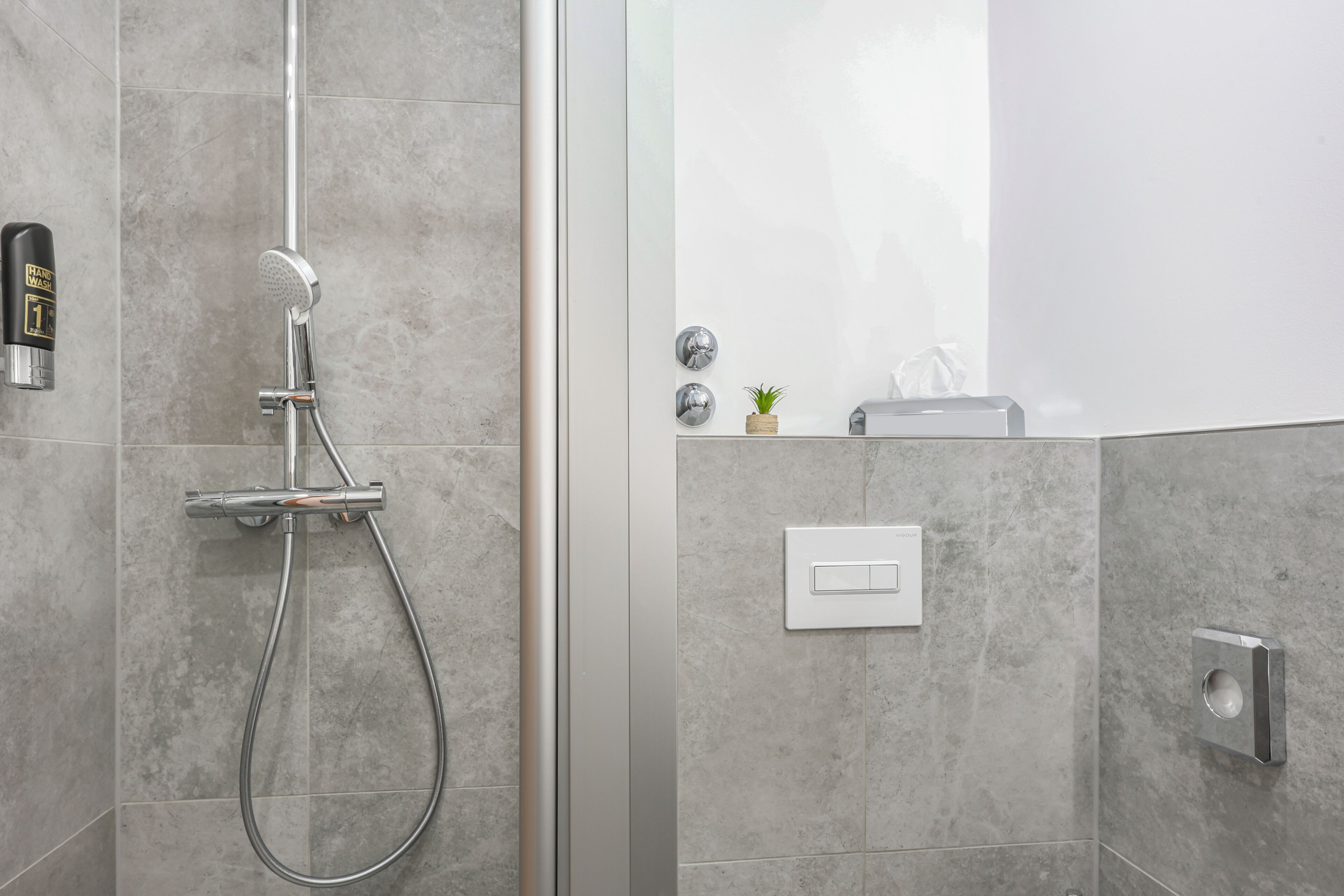 Exclusive Double Room, City View | Bathroom | Shower, free toiletries, hair dryer, slippers