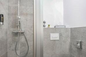 Dusche, kostenlose Toilettenartikel, Haartrockner, Hausschuhe