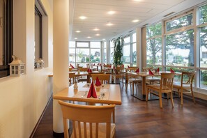 Daily buffet breakfast for a fee - XZLLENZ Hotel (Oberasbach)