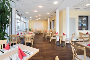 Daily buffet breakfast for a fee - XZLLENZ Hotel (Oberasbach)